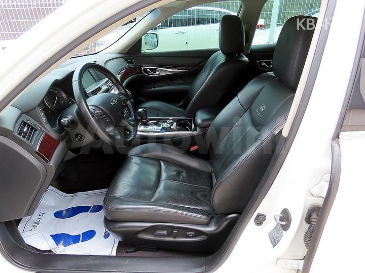 Infiniti M
