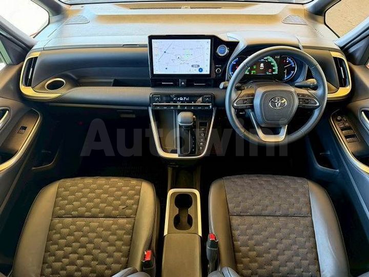 Toyota Voxy 2023 — 3