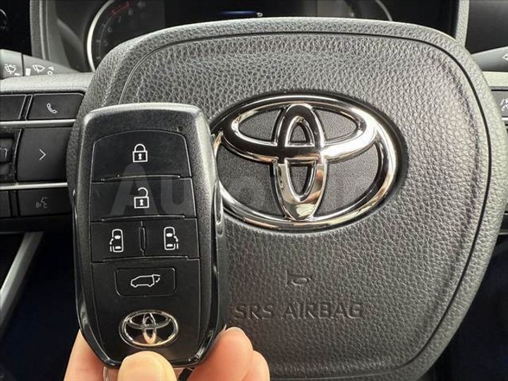 Toyota Voxy 2023 — 3