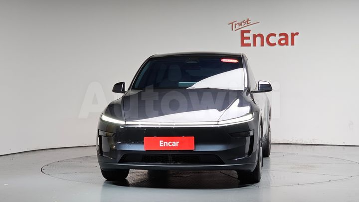Tesla Model Y 2025 — 2