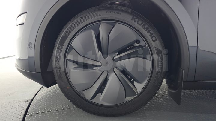 Tesla Model Y 2025 — 4