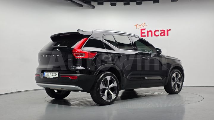 Volvo XC40 2023 — 2