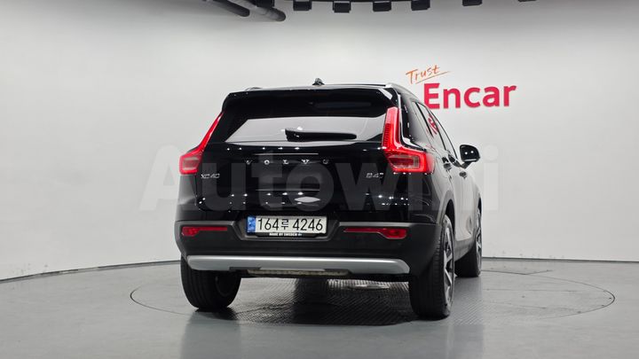 Volvo XC40 2023 — 4