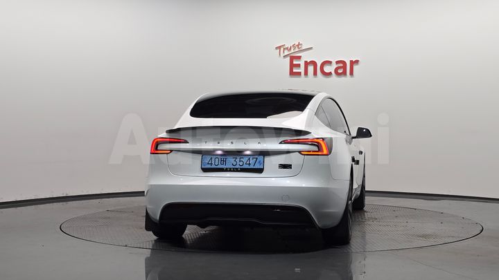 Tesla Model 3 2026 — 3
