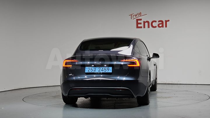 Tesla Model 3 2026 — 3