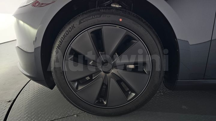 Tesla Model 3 2026 — 4