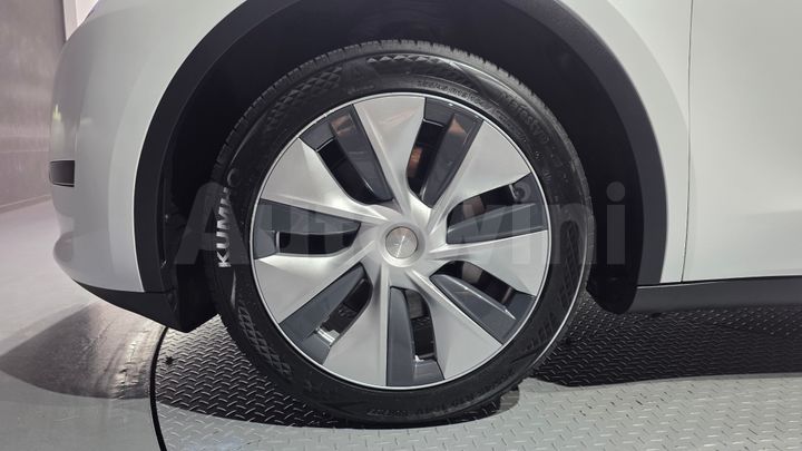 Tesla Model Y 2023 — 5