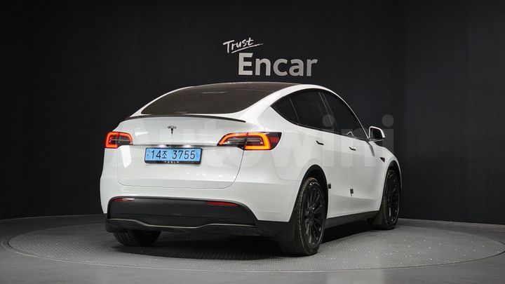 Tesla Model Y 2024 — 3