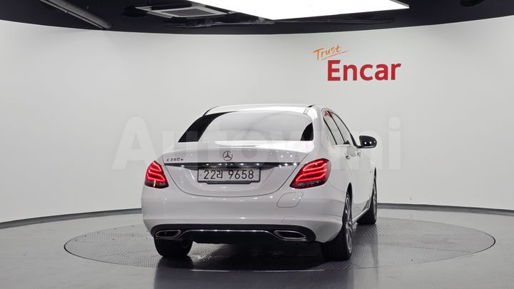 Mercedes Benz C Class 2018 — 4