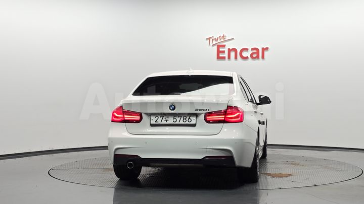 BMW 3 Series 2018 — 3