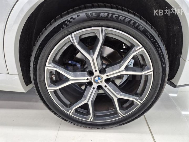 BMW X5 2023 WBACR6108P9R74624 — 5