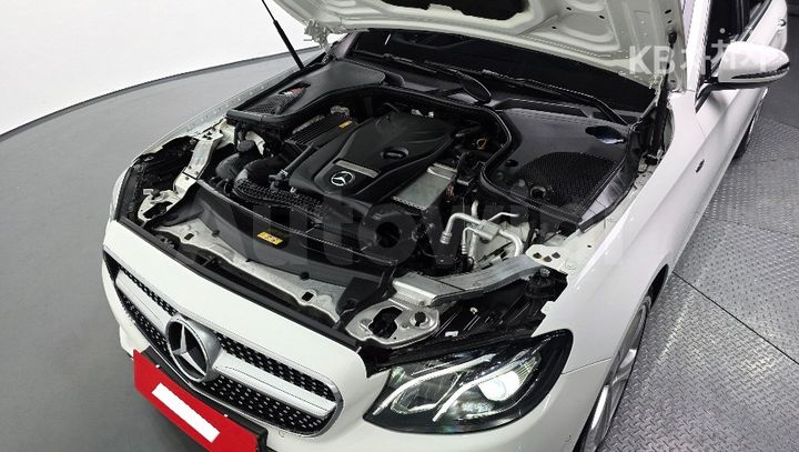 Mercedes-Benz E Class 2018 WDDZF4CB4JA433882 — 5