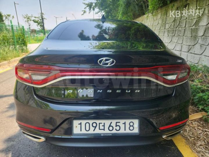Hyundai Grandeur 2017 KMHF241EBHA043727 — 3