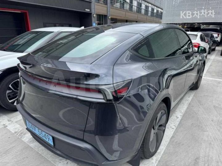 Tesla Model Y 2025 — 3