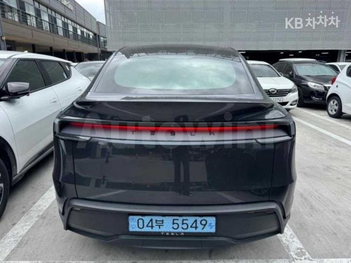 Tesla Model Y 2025 — 4