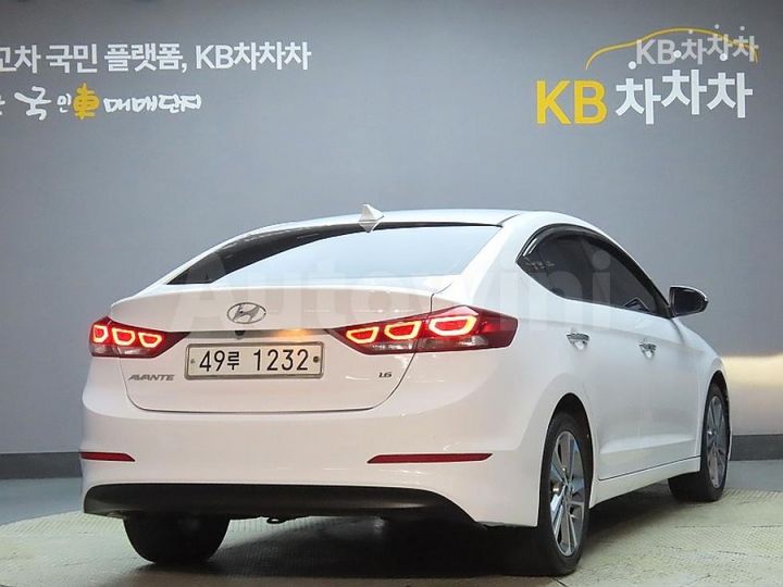 Hyundai Avante 2018 KMHD041DBJU470165 — 2