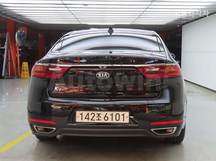 Kia K7 2018 KNALB415BJA125660 — 3
