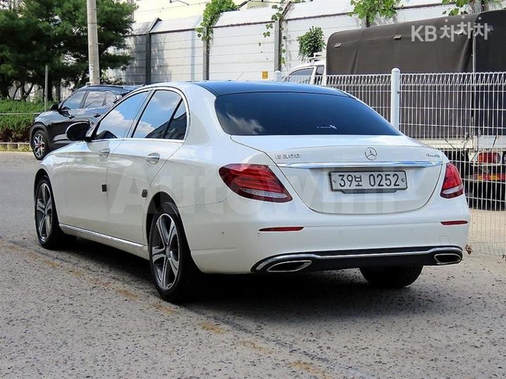Mercedes-Benz E Class 2017 WDDZF4KB4HA076988 — 3