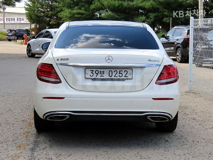 Mercedes-Benz E Class 2017 WDDZF4KB4HA076988 — 4