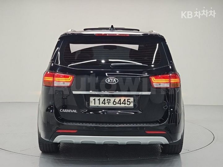 Kia Carnival 2018 KNAME81ABJS426015 — 3