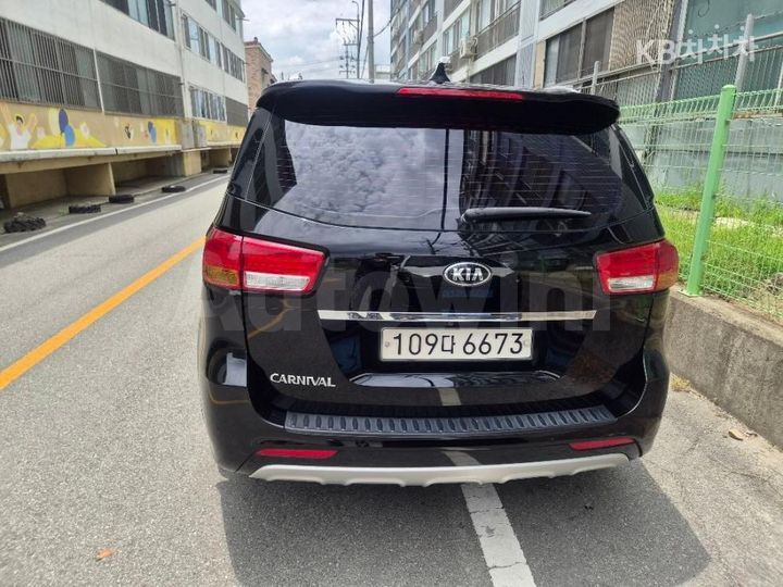 Kia Carnival 2017 KNAMC81ABHS330081 — 3