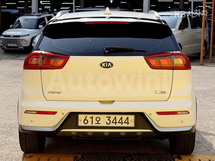 Kia Niro 2018 KNACB81CGJA132564 — 3