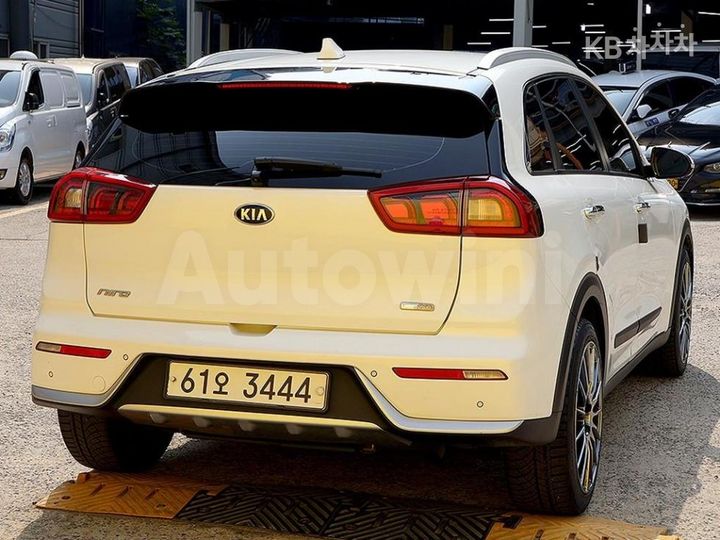 Kia Niro 2018 KNACB81CGJA132564 — 4