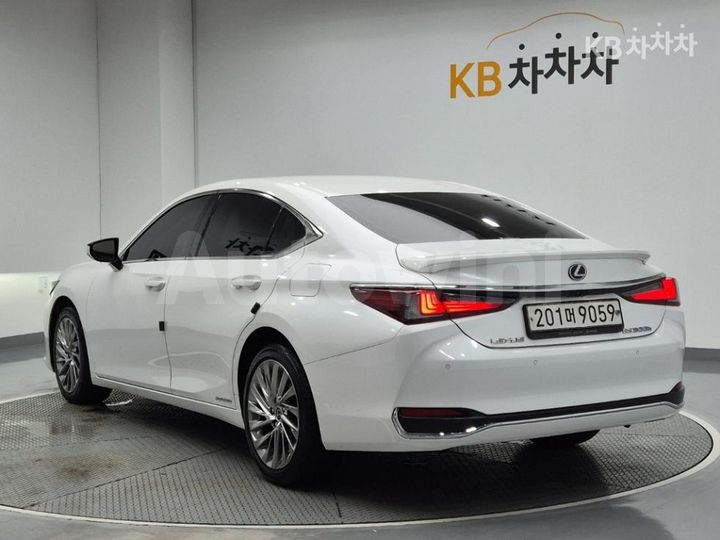 Lexus ES 2022 — 2