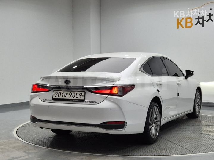 Lexus ES 2022 — 3