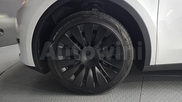 Tesla Model Y 2024 — 5