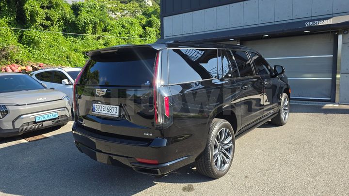 Cadillac Escalade 2023 — 2