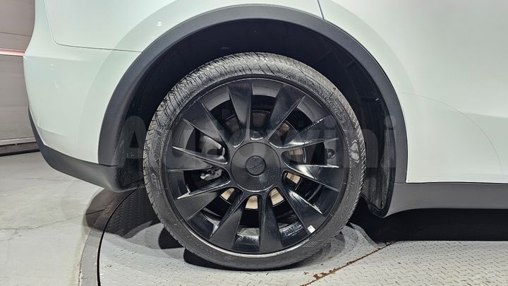 Tesla Model Y 2024 — 5