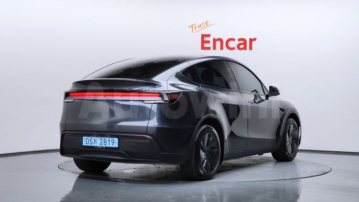Tesla Model Y 2025 — 2