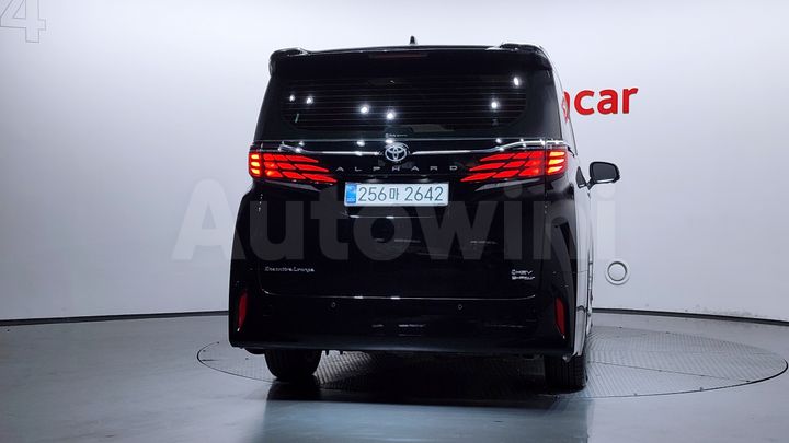 Toyota Alphard 2025 — 4