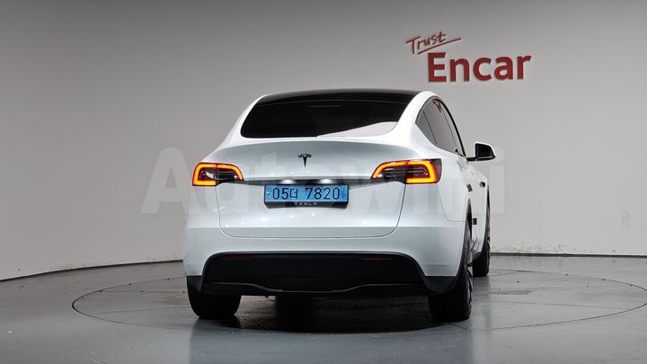 Tesla Model Y 2024 — 3