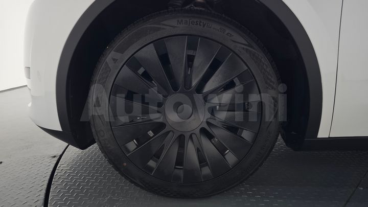 Tesla Model Y 2024 — 4