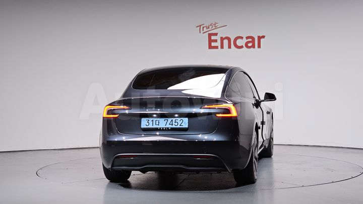 Tesla Model 3 2025 — 3