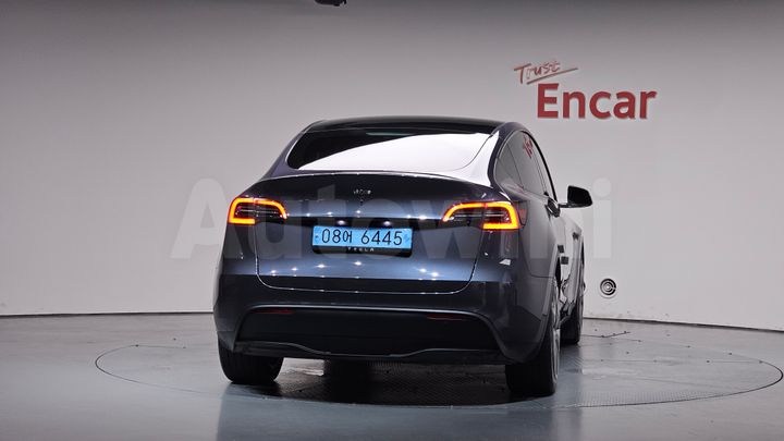 Tesla Model Y 2024 — 3