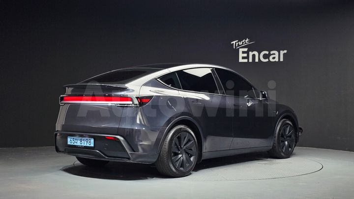 Tesla Model Y 2025 — 2