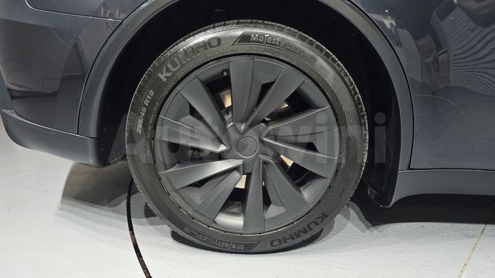 Tesla Model Y 2025 — 5