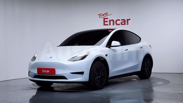 Tesla Model Y 2025 — 2