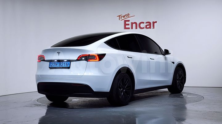 Tesla Model Y 2025 — 3
