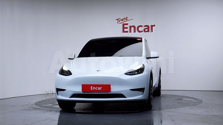Tesla Model Y 2025 — 4