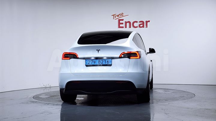Tesla Model Y 2025 — 5