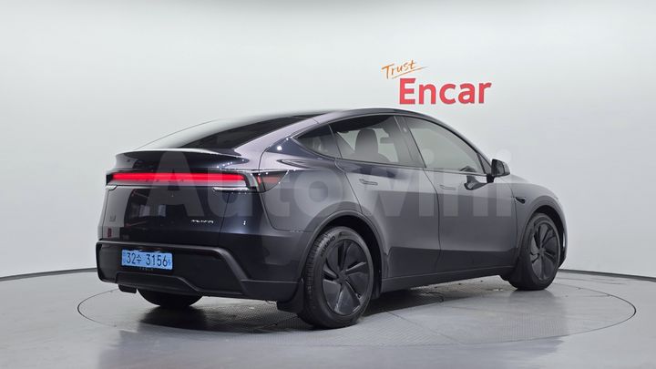Tesla Model Y 2025 — 2