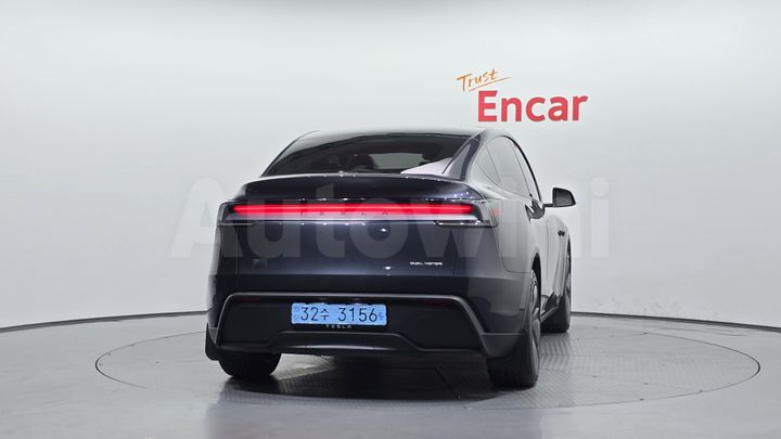 Tesla Model Y 2025 — 4