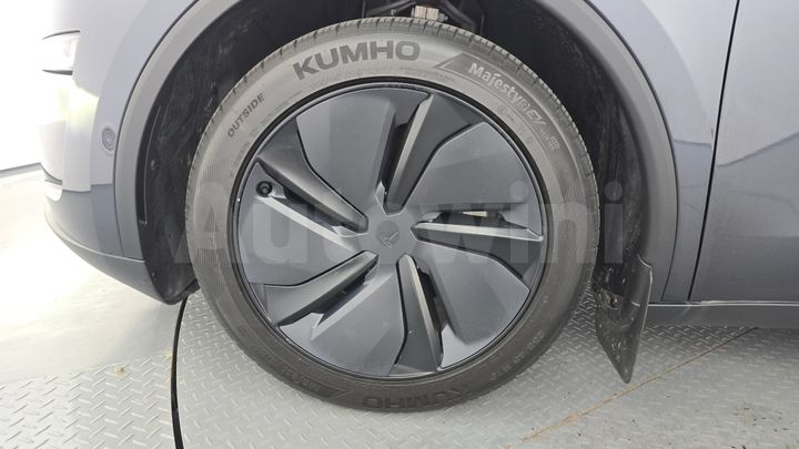 Tesla Model Y 2025 — 5