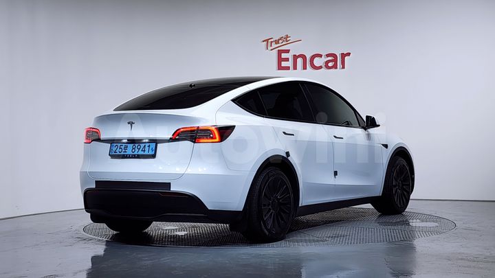 Tesla Model Y 2023 — 2