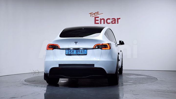 Tesla Model Y 2023 — 4