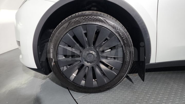 Tesla Model Y 2023 — 5